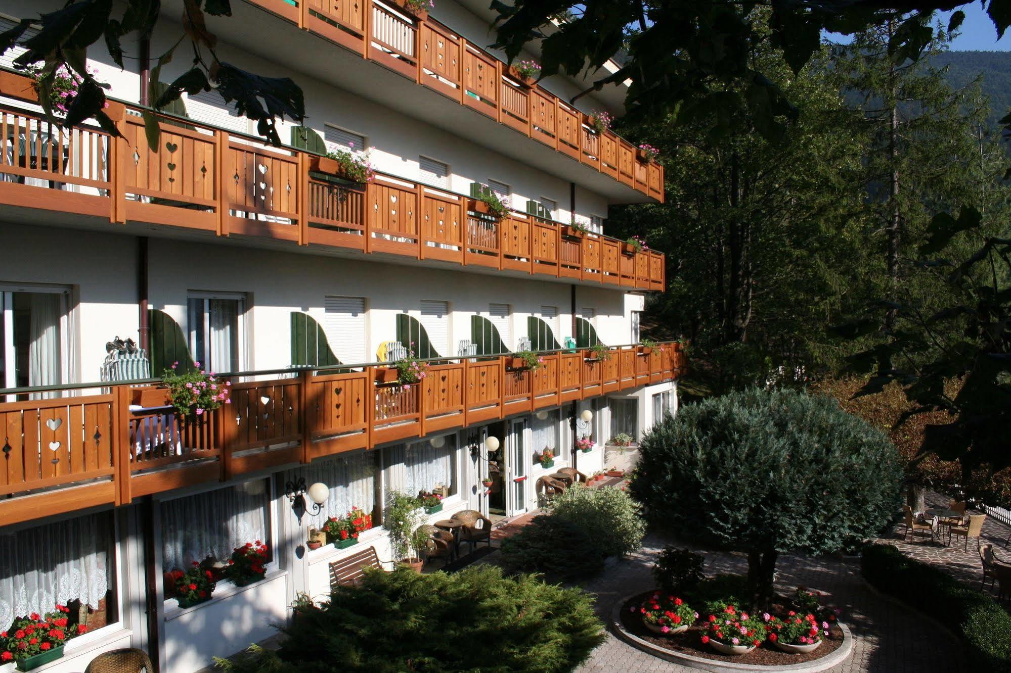 Hotel Miralago Wellness - Adults Only Molveno Exteriör bild